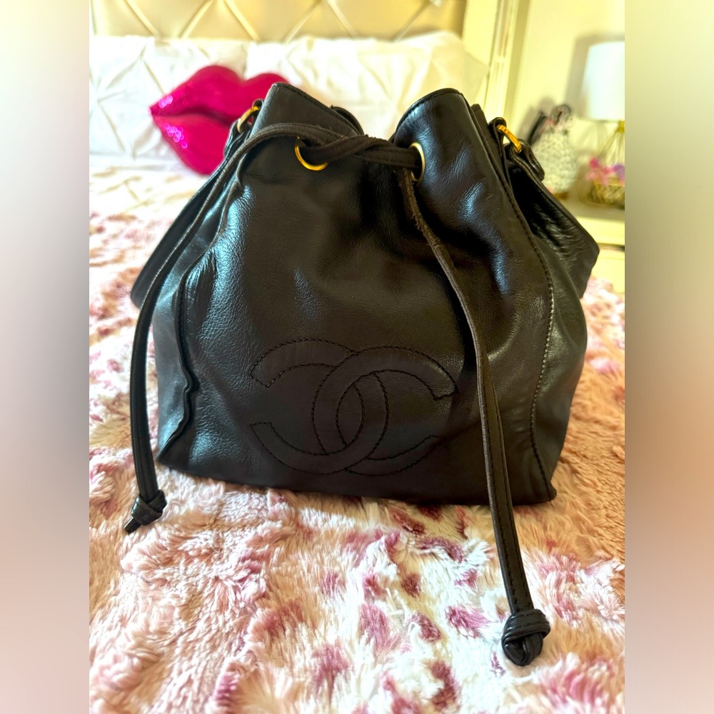 VINTAGE CHANEL BLACK BUCKET BAG